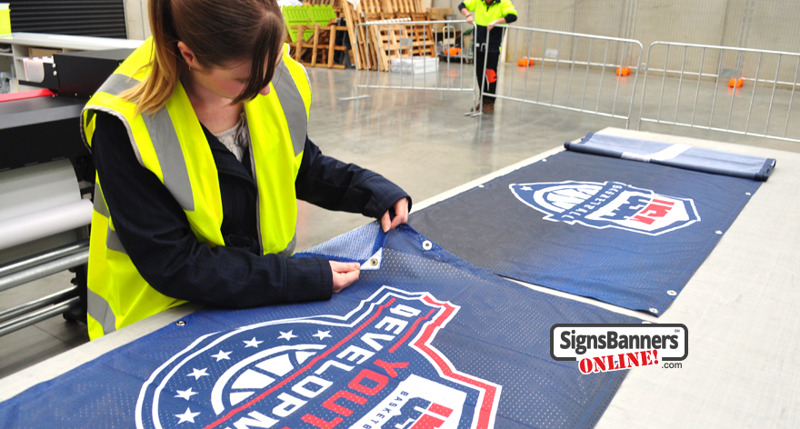 Print order checks of the banner sign for USA