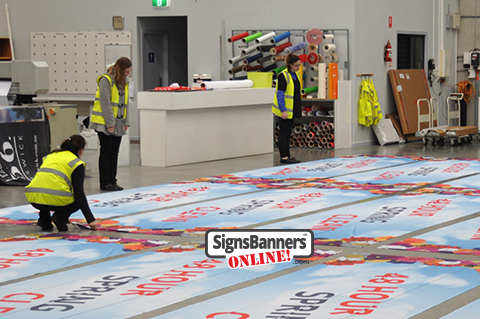 Banner sign product checks (quality inspection team)